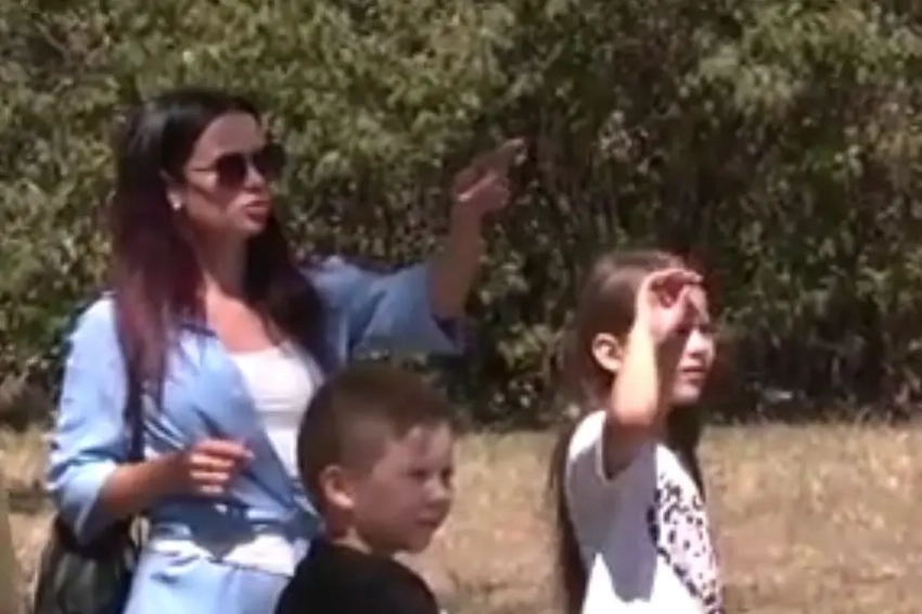 На Украине военкомы забрали в армию отца-одиночку, оставив его детей на обочине дороги