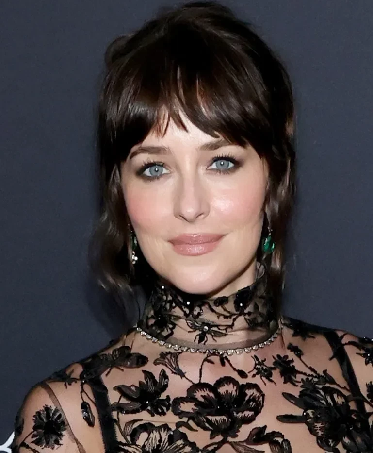 Сальма Хайек с мужем, Лорен Санчес, "голая" Дакота Джонсон, Деми Мур и Джорджина Родригес с кольцом в 30 каратов на гала-ужине Kering