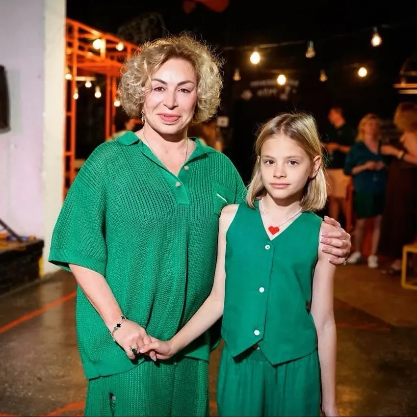 Мать Тимати опубликовала новое фото с новорождённой внучкой, и её обвинили в том, что она "забрала" ребёнка себе