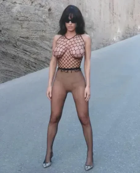 "Косит под Цензори". Анастасия Решетова снялась с короткой стрижкой и в колготках