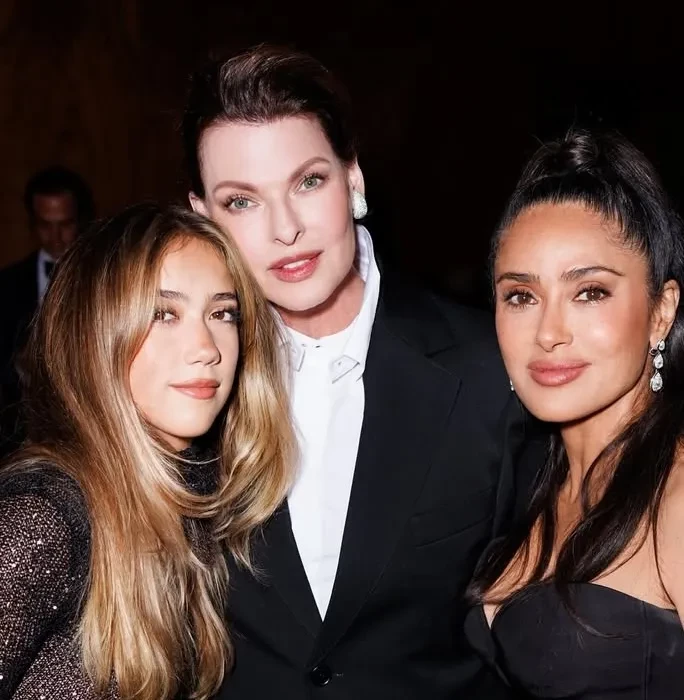 Сальма Хайек показала редкое фото с дочерью и Линдой Евангелистой — бывшей возлюбленной её мужа