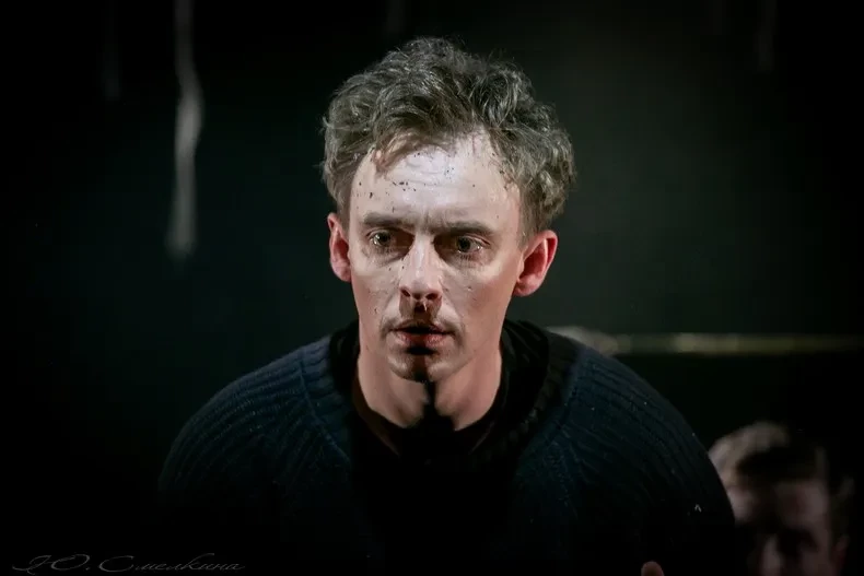 Актёр Илья Дель выпал из окна в нетрезвом состоянии