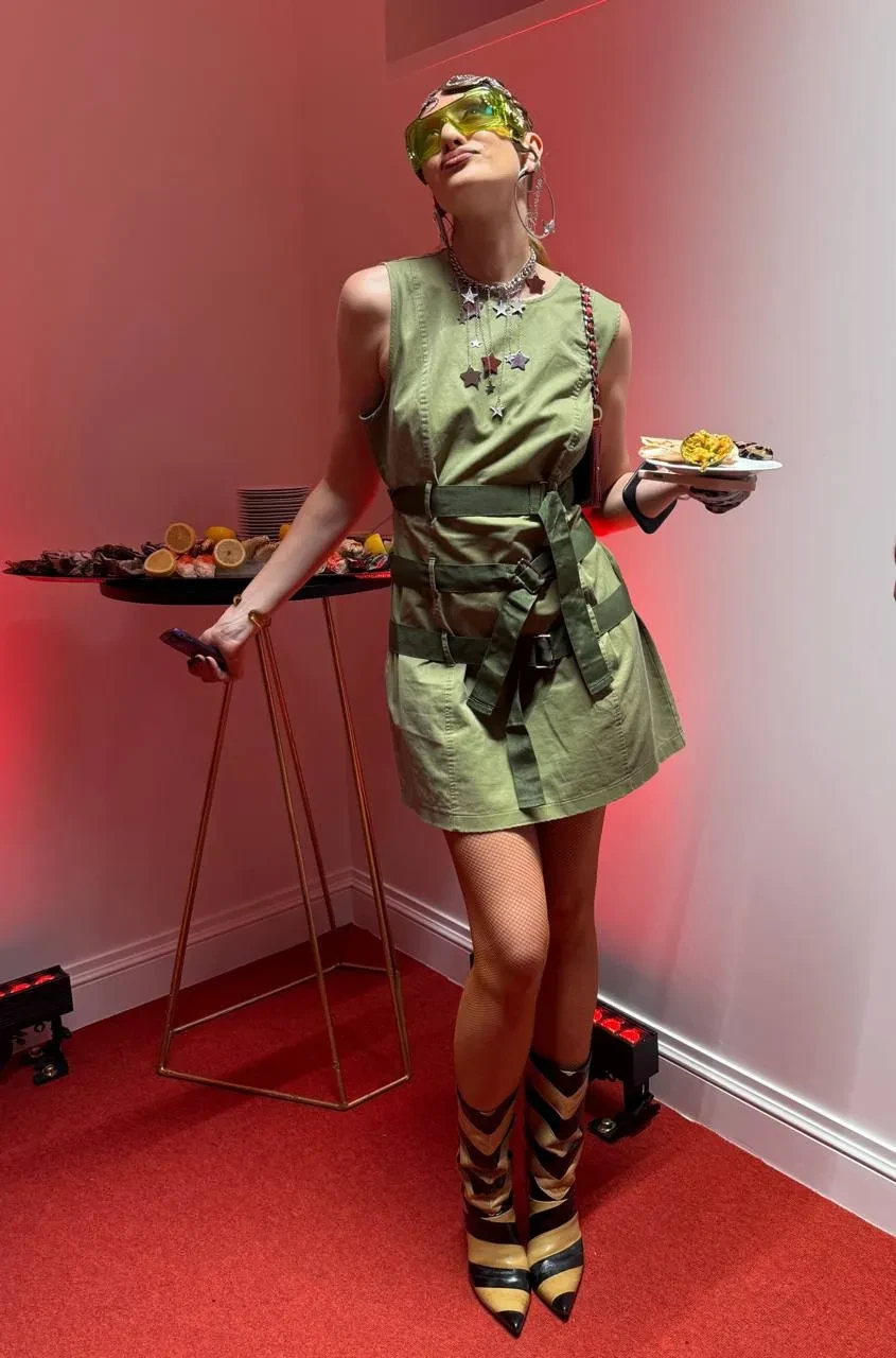 Чёрная икра, хиты DJ Smash и тяжёлый люкс: Андрей Малахов, Ольга Бузова, Тимати с девушкой и Светлана Бондарчук на вечеринке Ксении Собчак в стиле нулевых