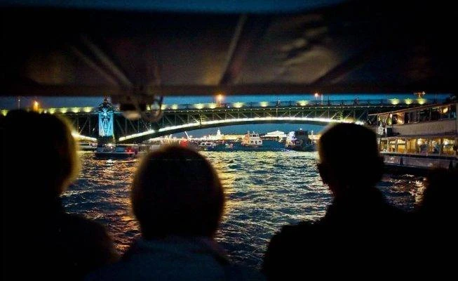 Ночная терапия: как привычка гулять по вечернему городу стала популярной у россиян