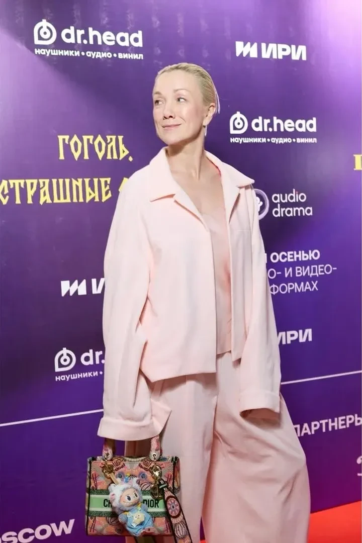 Дарья Мороз вышла в свет в "зефирном" образе