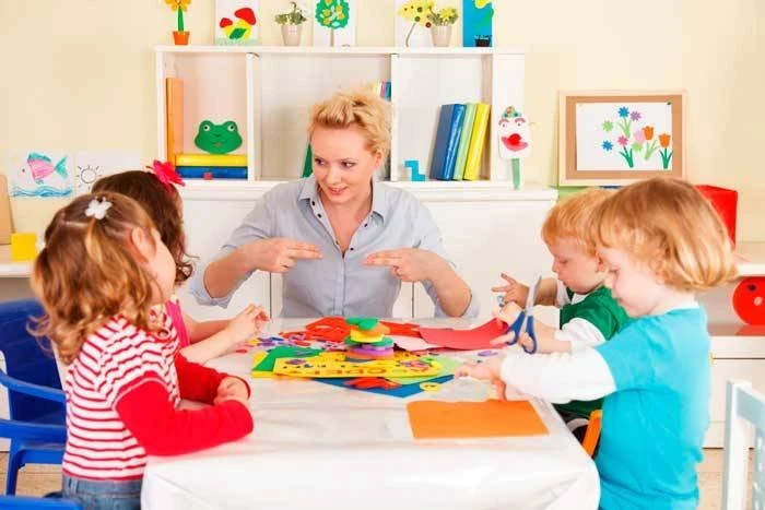 Поздравления на День воспитателя 27 сентября 2025 года звучат от благодарных родителей