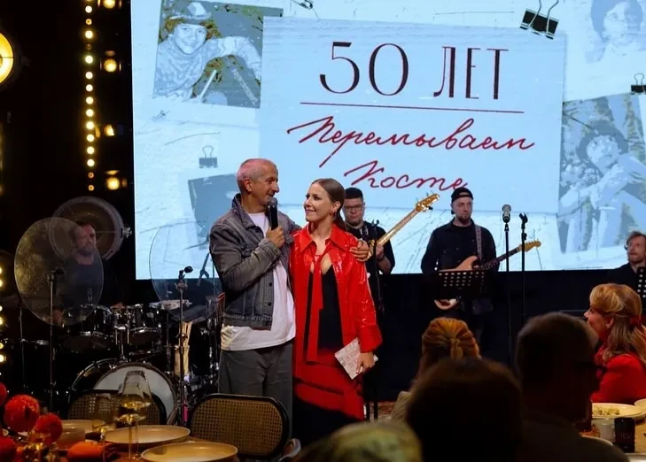 "Спасибо, любимая". Константин Богомолов поделился фотографиями с праздника по случаю своего 50-летния, который организовала для него Ксения Собчак