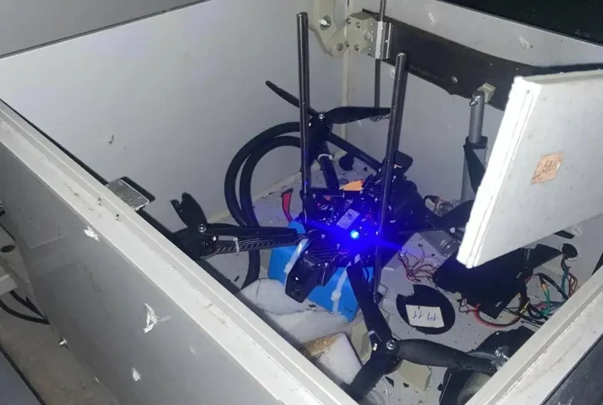 Один из захваченных БЭК ВСУ нёс на себе FPV-дроны на оптоволокне