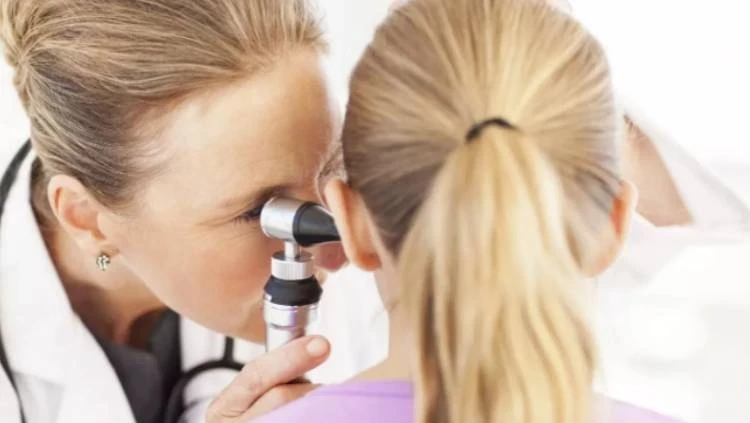 Отоларинголога следует поздравить с Днем Лора открыткой или теплыми словами 29 сентября 2025 года