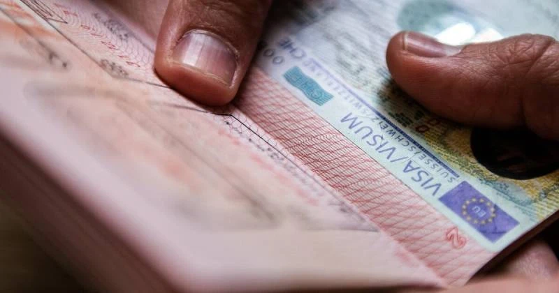 Чехия теряет миллионы из-за санкций: власти выдают маскировочные визы для российских туристов