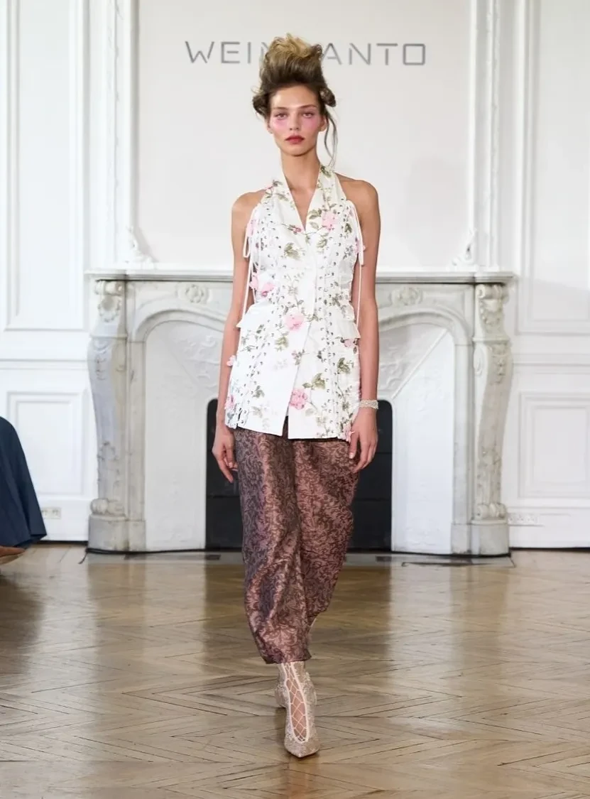 Неделя моды в Париже: Алеся Кафельникова появилась на публике без макияжа и вышла на подиум в "голом" платье