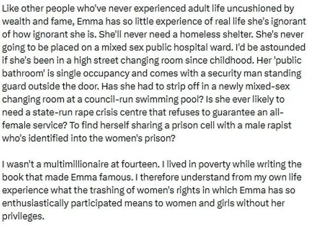 "Она не знает жизнь без богатства и славы". Джоан Роулинг обвинила Эмму Уотсон в невежестве