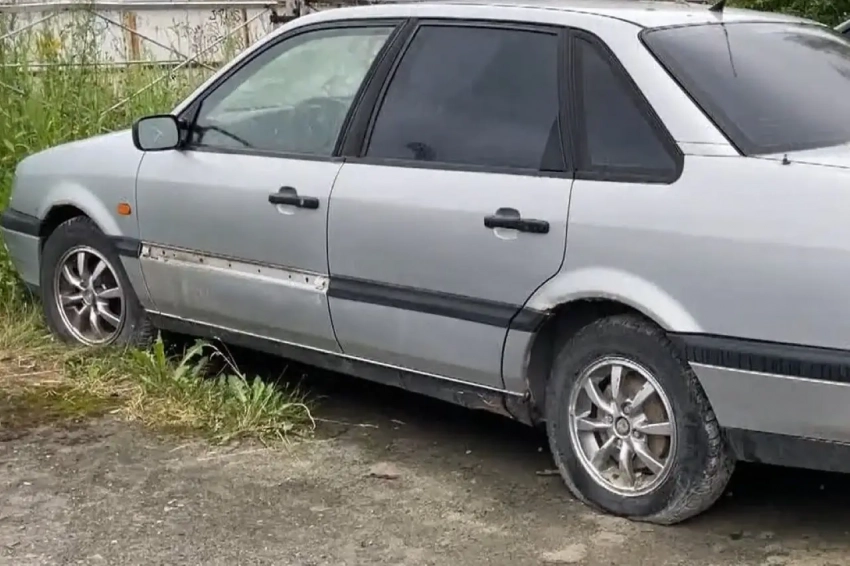 На украинской трассе у границы с Молдавией – много брошенных машин уклонистов