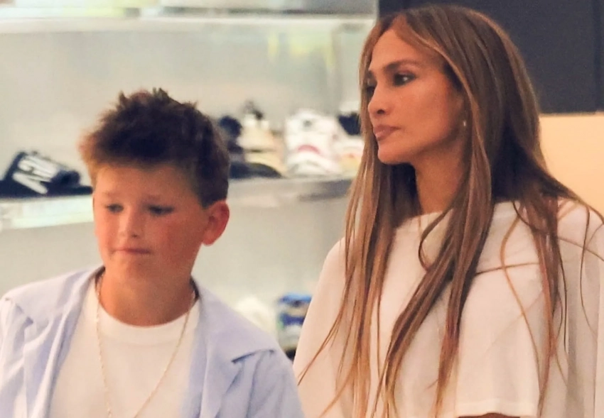 Дженнифер Лопес отвела на шопинг сына бывшего мужа Бена Аффлека