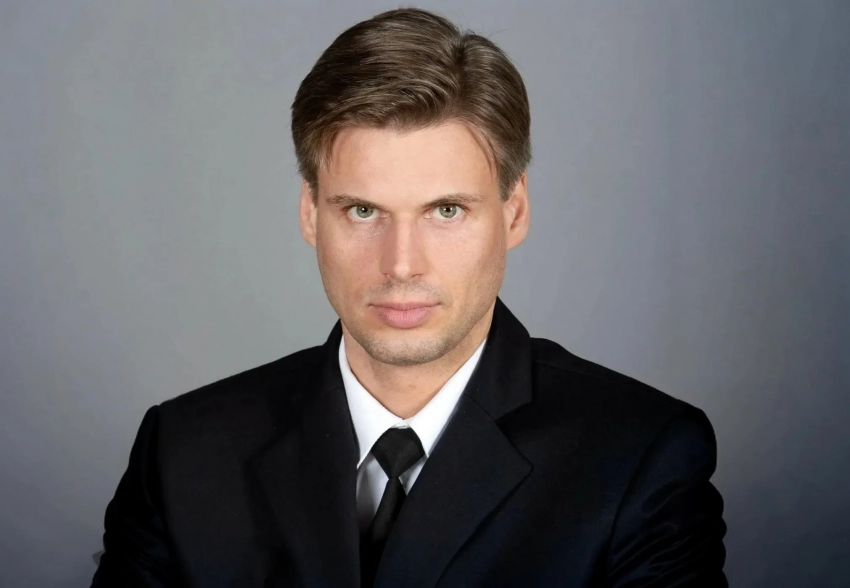 "Самый красивый чиновник России" Дмитрий Баканов заинтриговал всех своим кольцом на безымянном пальце