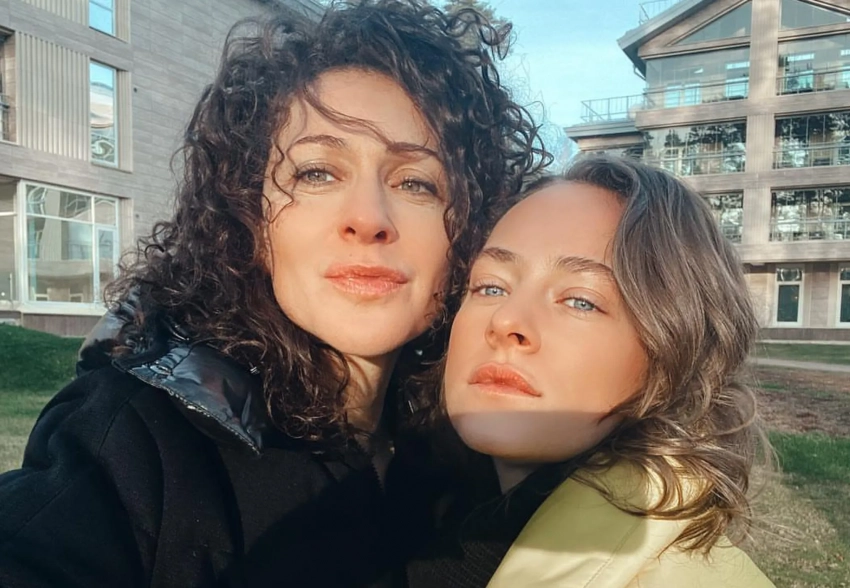 Ксения Раппопорт вернулась в Россию, чтобы навестить задержанную из-за наркотиков дочь Аглаю Тарасову