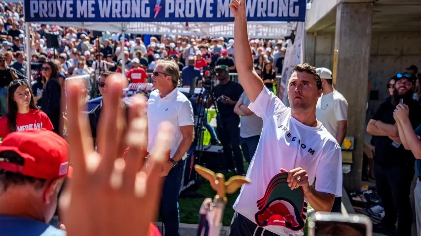 ФБР показало кадры с тем, как убегал стрелявший в политика Кирка мужчина