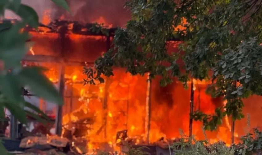 «Герани» ударили по промзоне в Сумах, вызвав разрушения и пожары