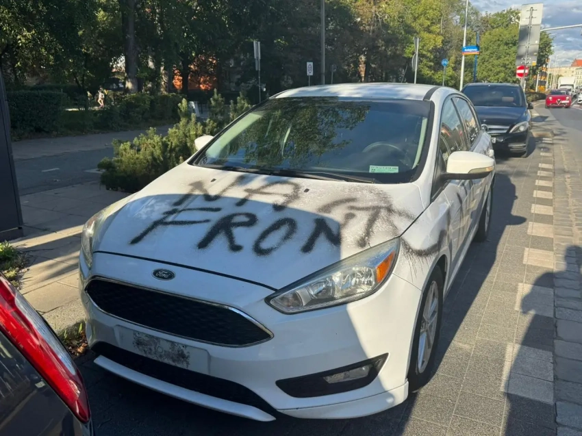 На машины украинцев в Польше стали наносить надписи «На фронт»