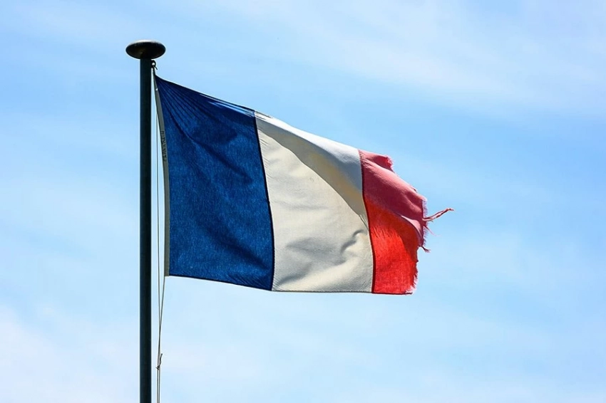 Президент Макрон довел Францию до падения из высшей финансовой лиги