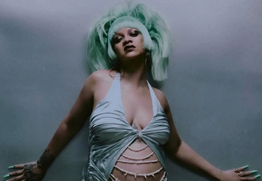 Беременная Рианна с зелёными волосами и декольте снялась для глянца