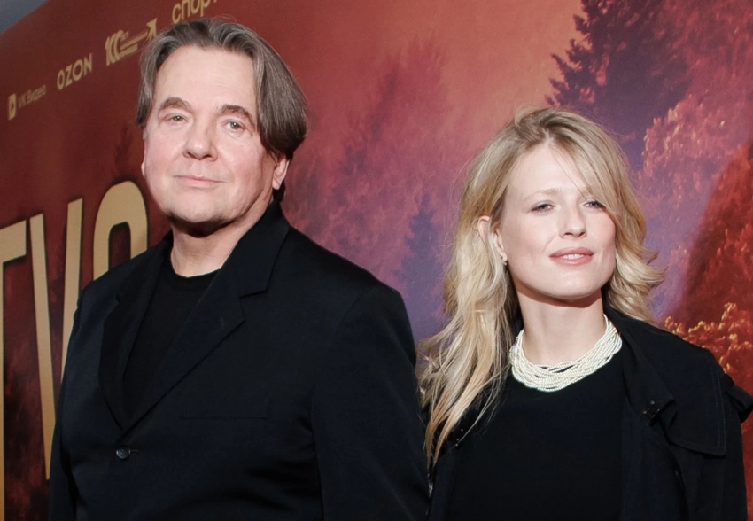 Софья и Константин Эрнст, Никита Кологривый с семьёй, Сергей Безруков, Павел Табаков и Лариса Долина на премьере фильма "Август"