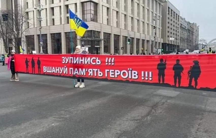 Критиковавшего ежедневные «минуты молчания» одессита заставили каяться