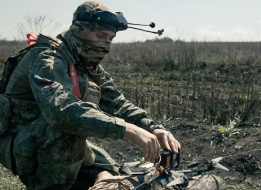 Показан удар из засады российского дрона-«ждуна» по пикапу ВСУ