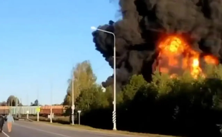 18 вагонов с ГСМ: в Смоленской области грузовик столкнулся с товарным поездом