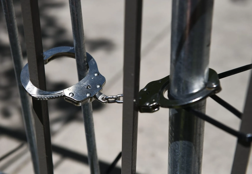 Привязал к кресту и бил током: миллиардера Говарда Рубина арестовали по обвинению в секс-торговле людьми и спонсировании пыток