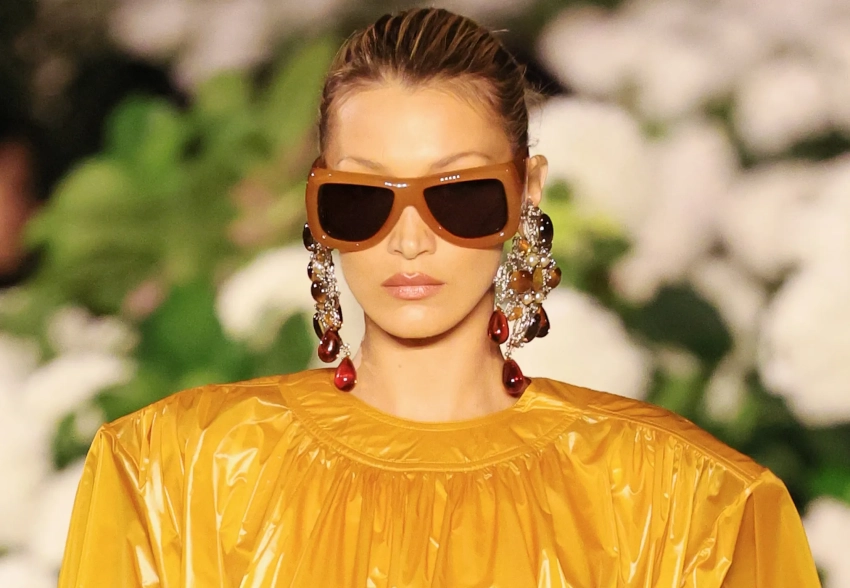 Неделя моды в Париже: Белла Хадид вышла на подиум на фоне обострения болезни Лайма и слухов об анорексии