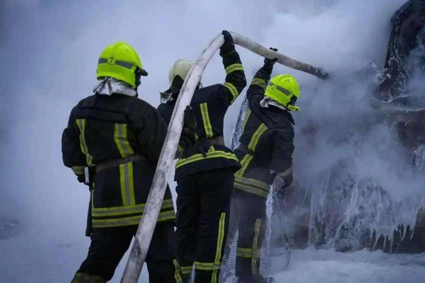 Идёт массированная атака российских дронов на цели в Днепропетровске