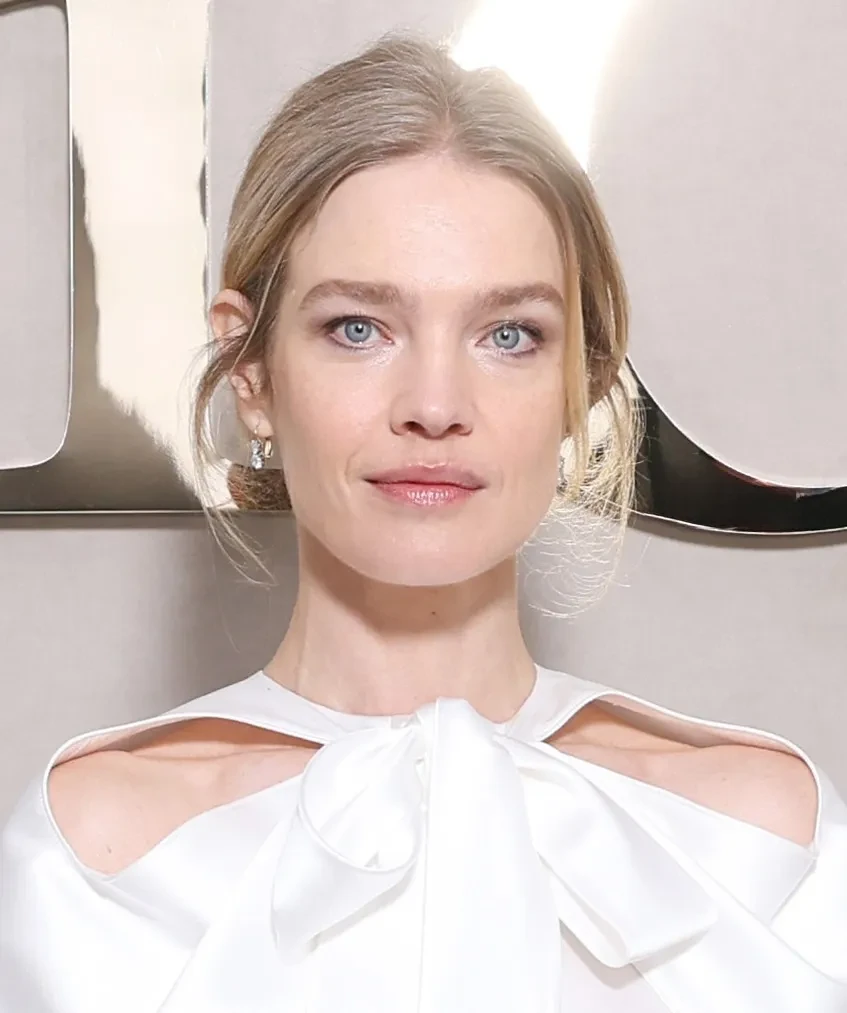 Наталья Водянова с мужем Антуаном Арно и свёкром-миллиардером Бернаром Арно посетила показ Dior в Париже