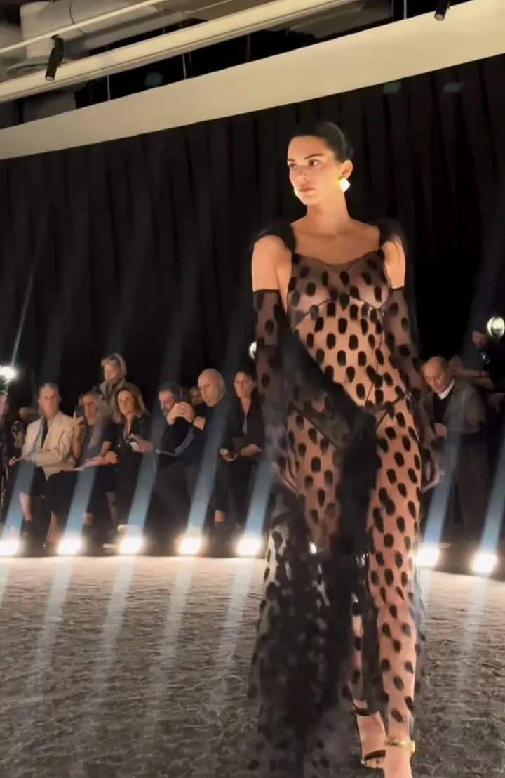Кендалл Дженнер вышла на подиум в "голом" платье на показе Schiaparelli в Париже