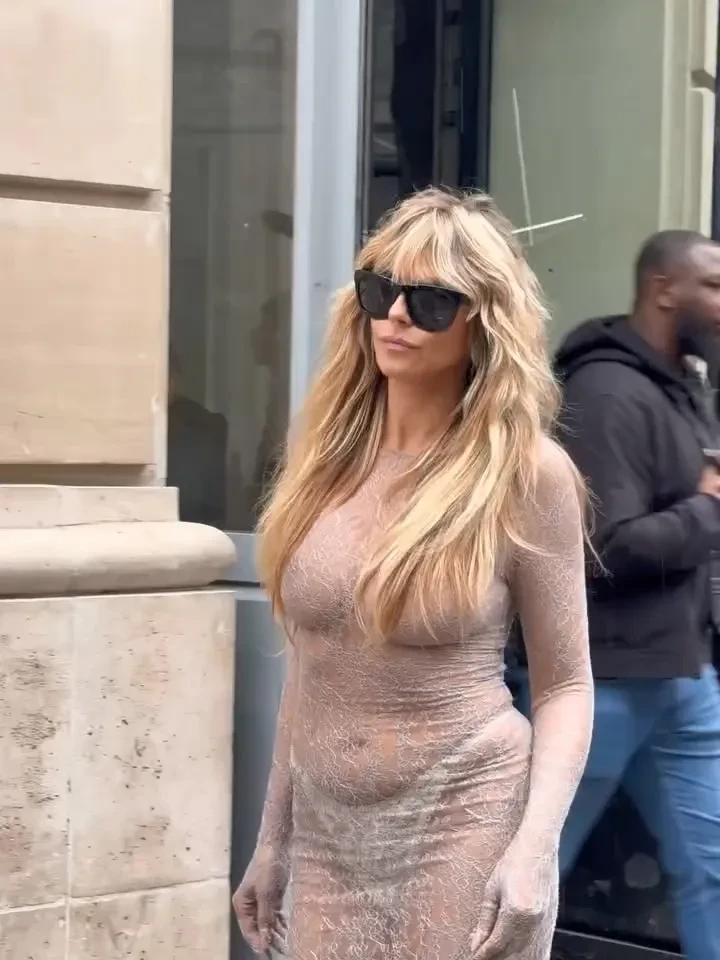 52-летняя Хайди Клум в "голом" платье посетила показ Vetements в Париже