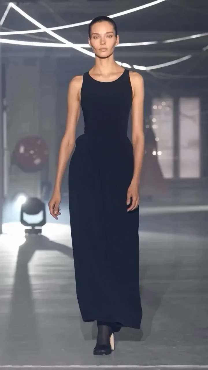 Алеся Кафельникова вышла на подиум на показе Vetements в Париже