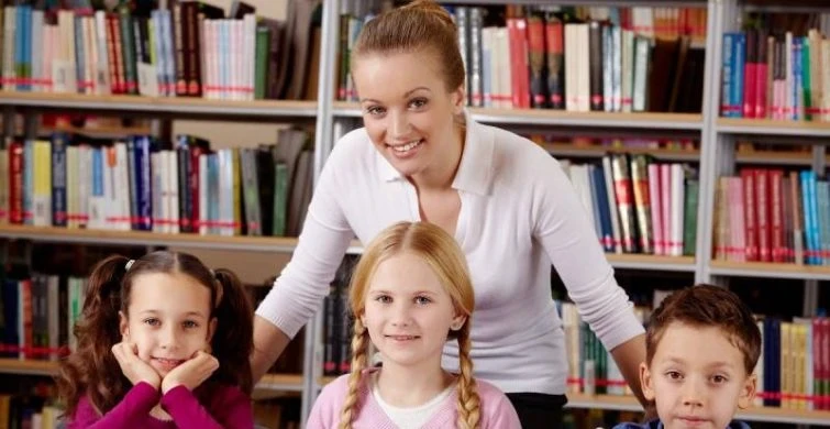 Школьники поздравят педагогов с Днем учителя открытками и стихами 5 октября 2025 года