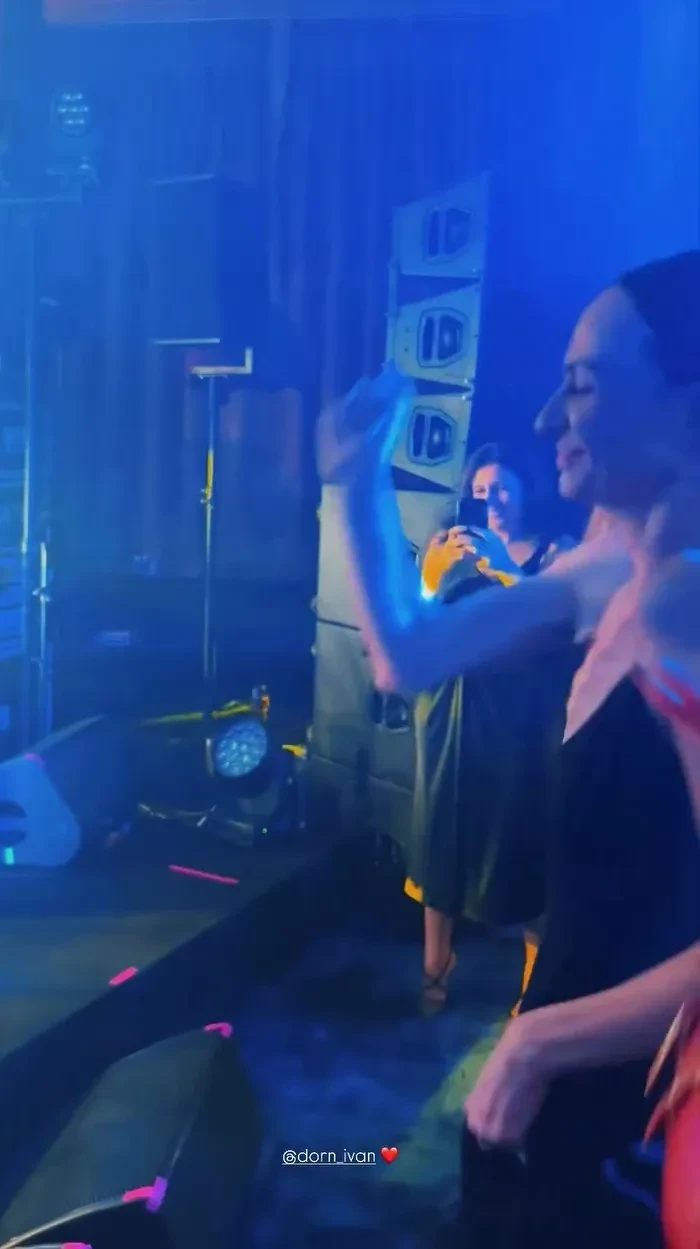 Паулина Андреева (босиком), Екатерина Варнава и Светлана Устинова повеселились под хиты Ивана Дорна на закрытой вечеринке