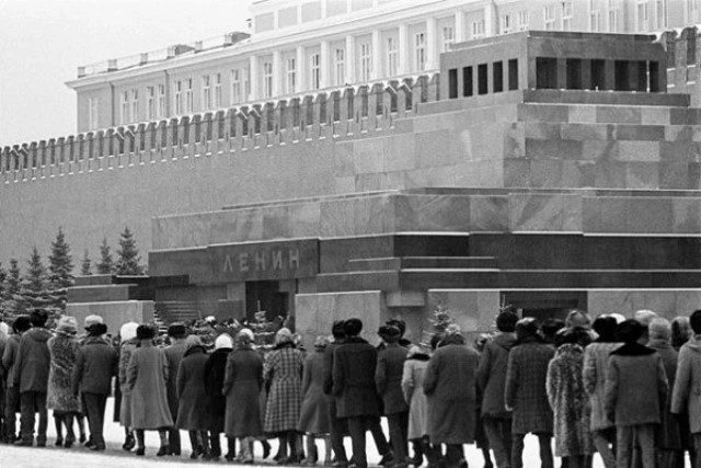 В истории России 7 октября ознаменовался рядом неоднозначных фактов