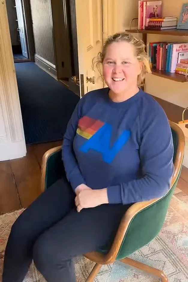 Эми Шумер вышла в свет в мини-платье после похудения с помощью аналога "Оземпика"