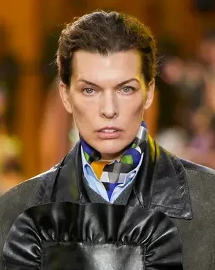 Неделя моды в Париже: Эмма Уотсон, Кайли Дженнер и Оксана Бондаренко среди гостей, Милла Йовович на подиуме на показе Miu Miu