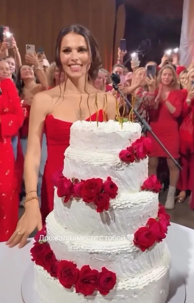 Духовные практики, мантры и "красный" дресс-код: Сати Казанова отметила 43-летие