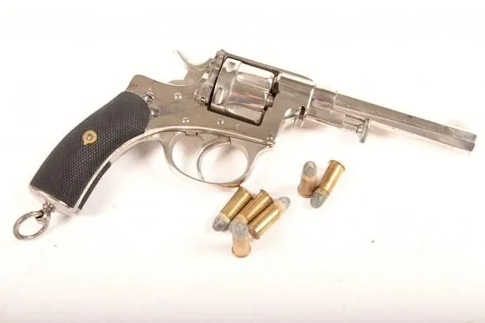 Один-единственный сюжет – револьверы «Наган»