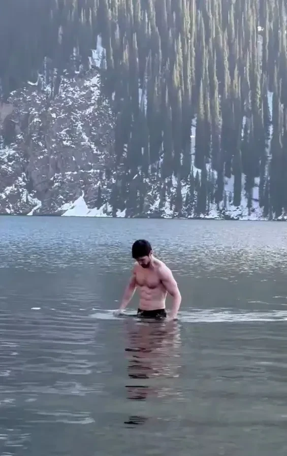 Павел Дуров в Казахстане искупался в ледяном озере и показал видео с голым торсом