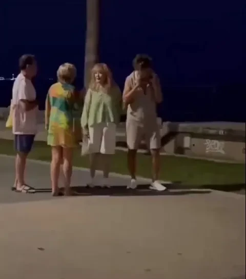 Аллу Пугачёву и Максима Галкина* засняли во время прогулки на Кипре