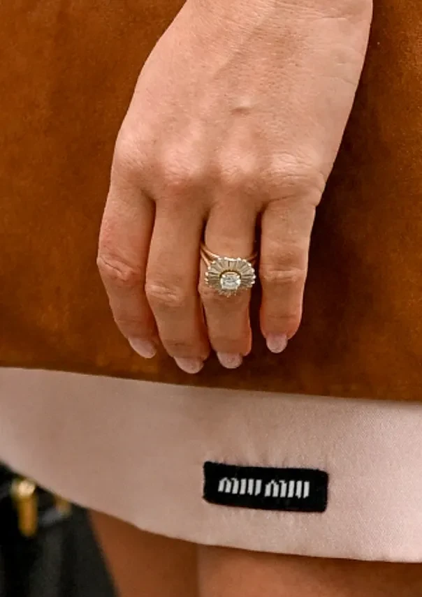 Эмма Уотсон вышла в свет с кольцом на безымянном пальце и спровоцировала слухи о помолвке