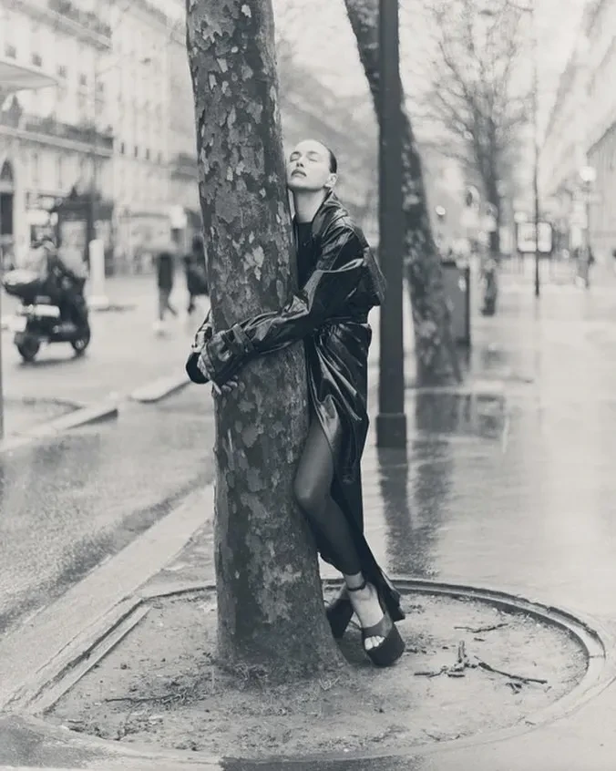 Плащ и объятия с деревьями: Ирина Шейк снялась в новой фотосессии для глянца