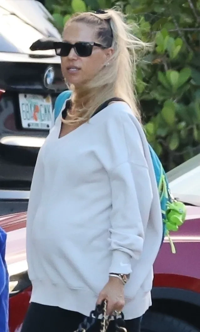 Беременную Анну Курникову с сыном вновь засняли в Майами