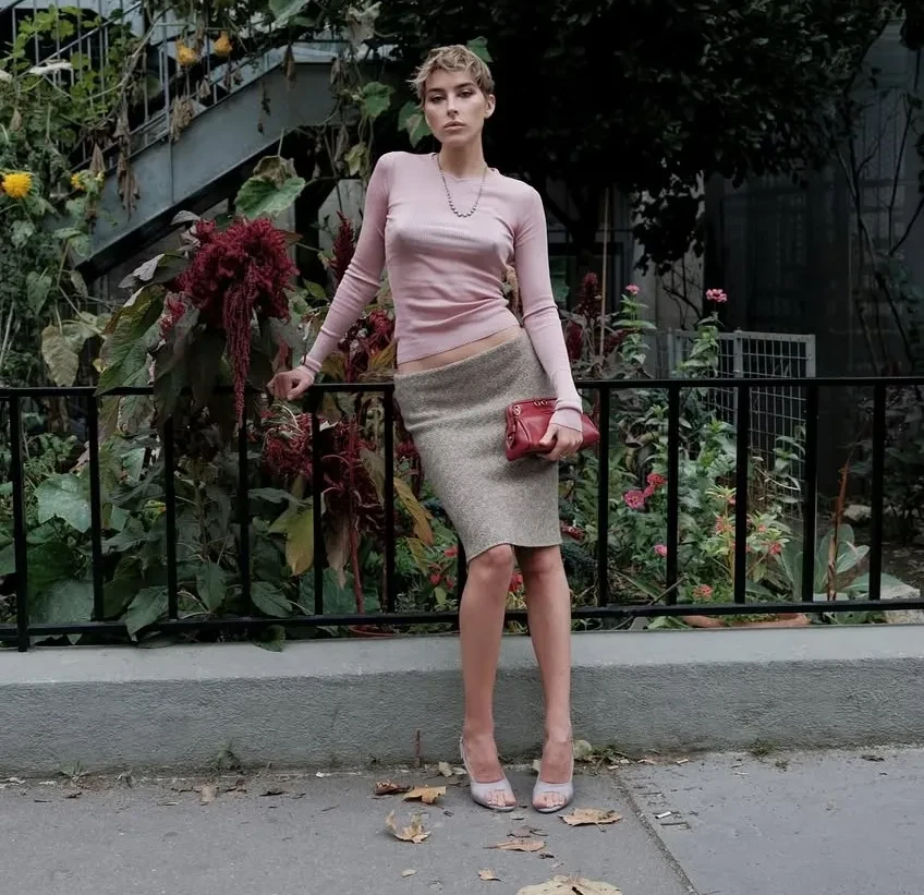 "Голые" платья, декольте и меха: как Ксения Собчак, Вера Брежнева, Елена Перминова и светская Москва гуляли на Неделе моды в Париже