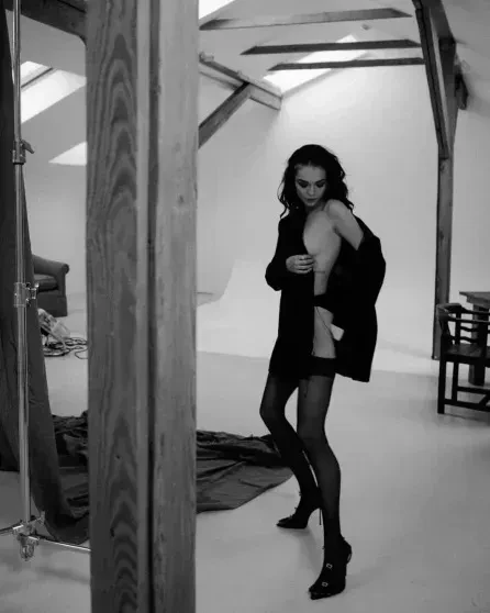 Софья Синицына снялась в колготках и чёрном боди